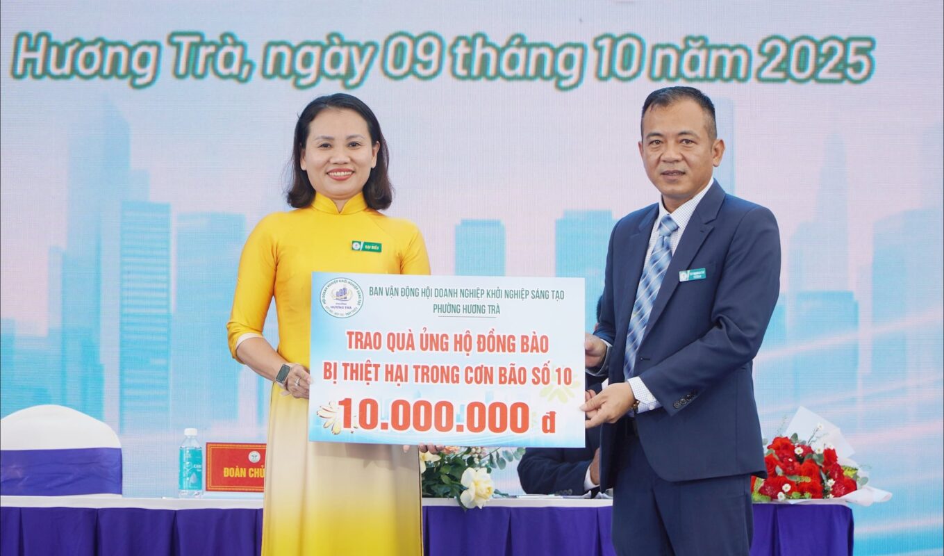 Đại diện Hội Doanh nghiệp khởi nghiệp sáng tạo phường Hương Trà (bên phải) trao 10 triệu đồng ủng hộ đồng bào bị thiệt hại do bão số 10. Ảnh: PHAN VINH